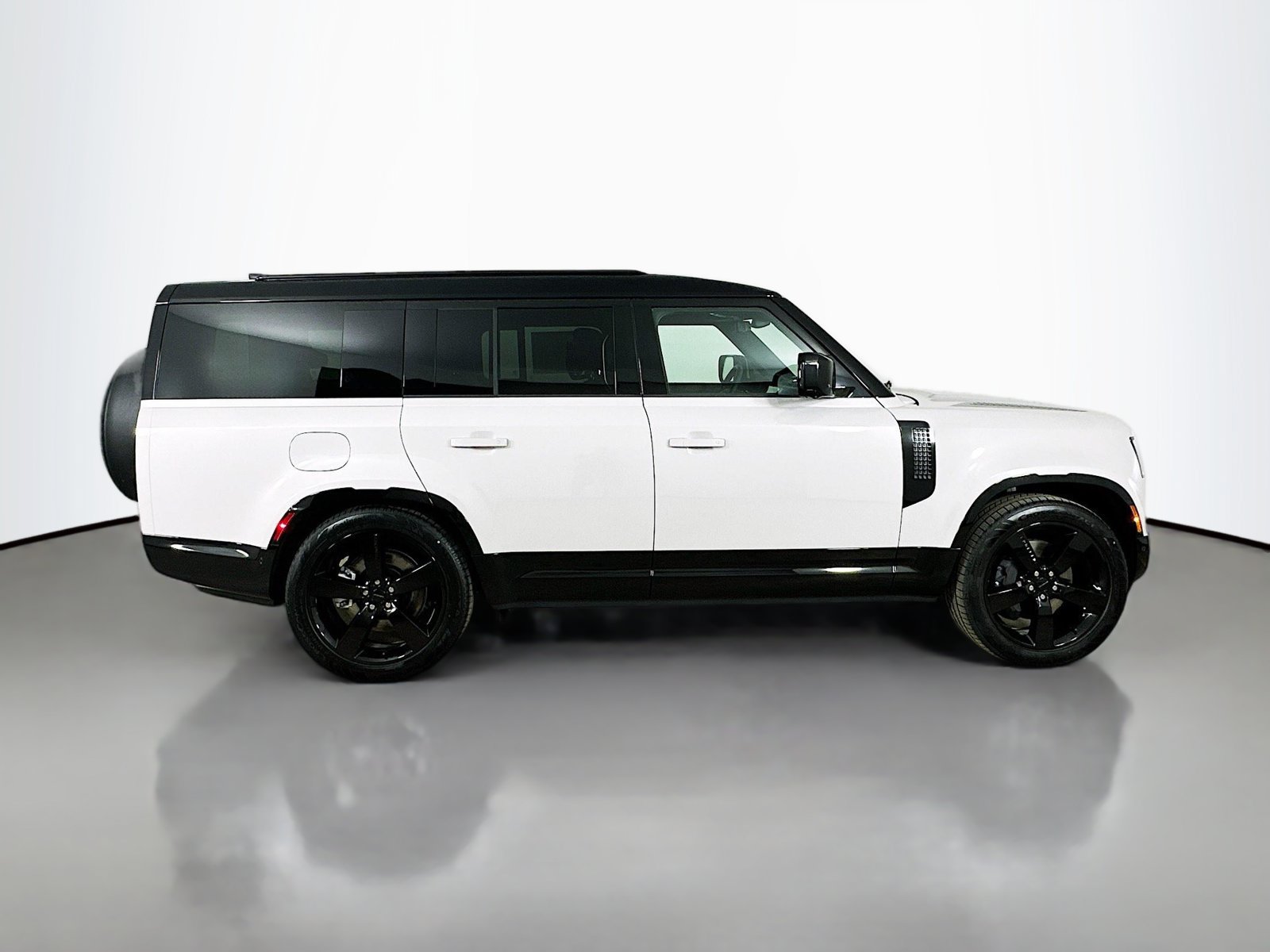 New 2026 Land Rover Defender 130 X-Dynamic SE AWD/4WD image 4