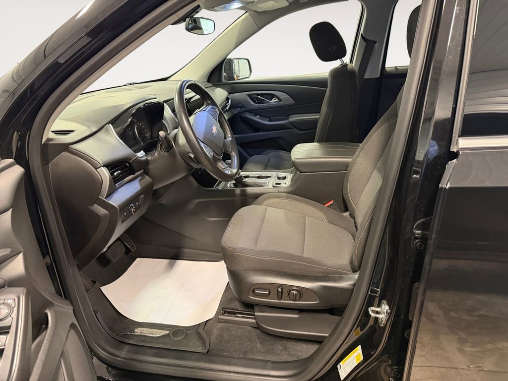 Used 2021 Chevrolet Traverse LT image 12