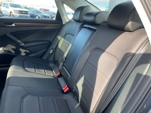 Used 2022 Volkswagen Passat 2.0T image 16