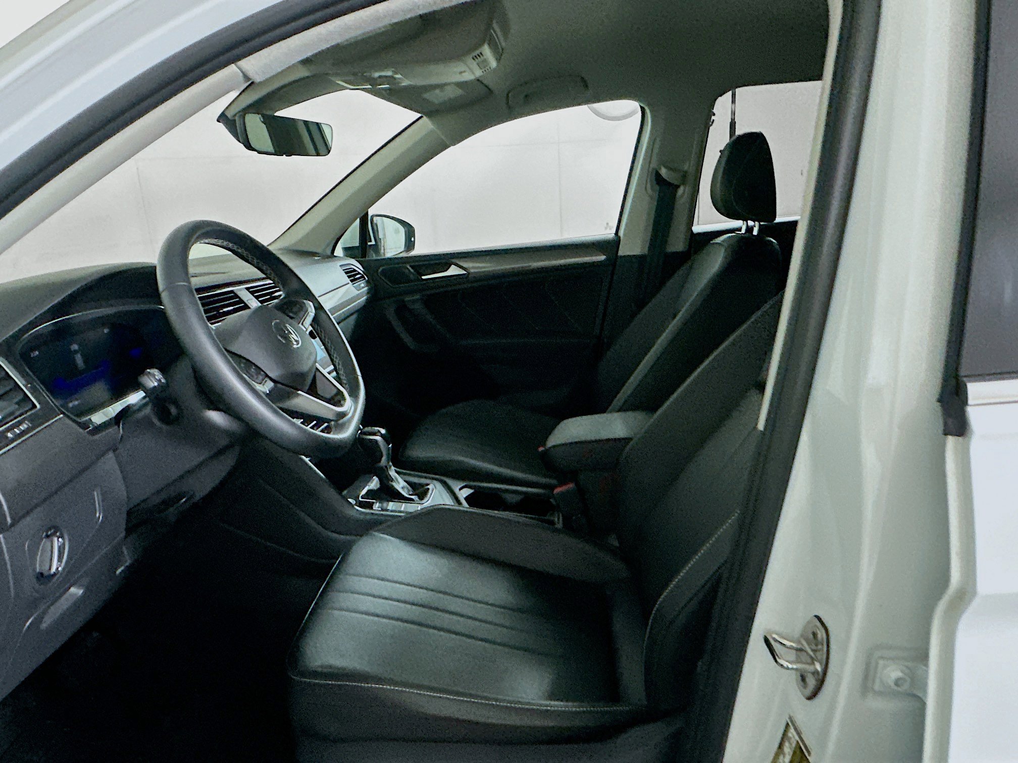 Used 2022 Volkswagen Tiguan SE image 13