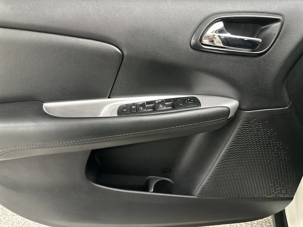 Used 2018 Dodge Journey SXT w/ Connectivity Group FWD image 11