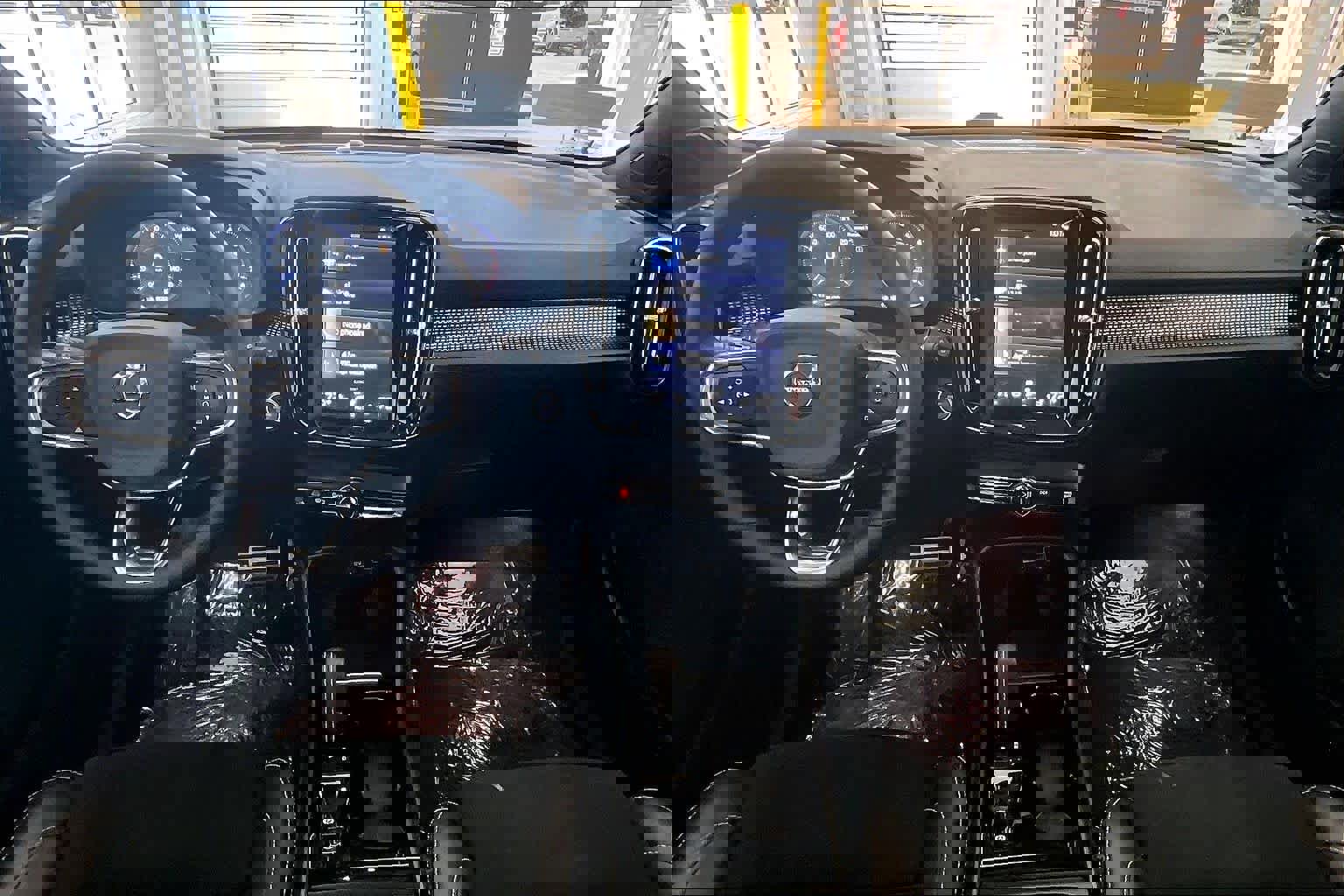 Certified 2022 Volvo XC40 T4 R-Design w/ Advanced Package image 14