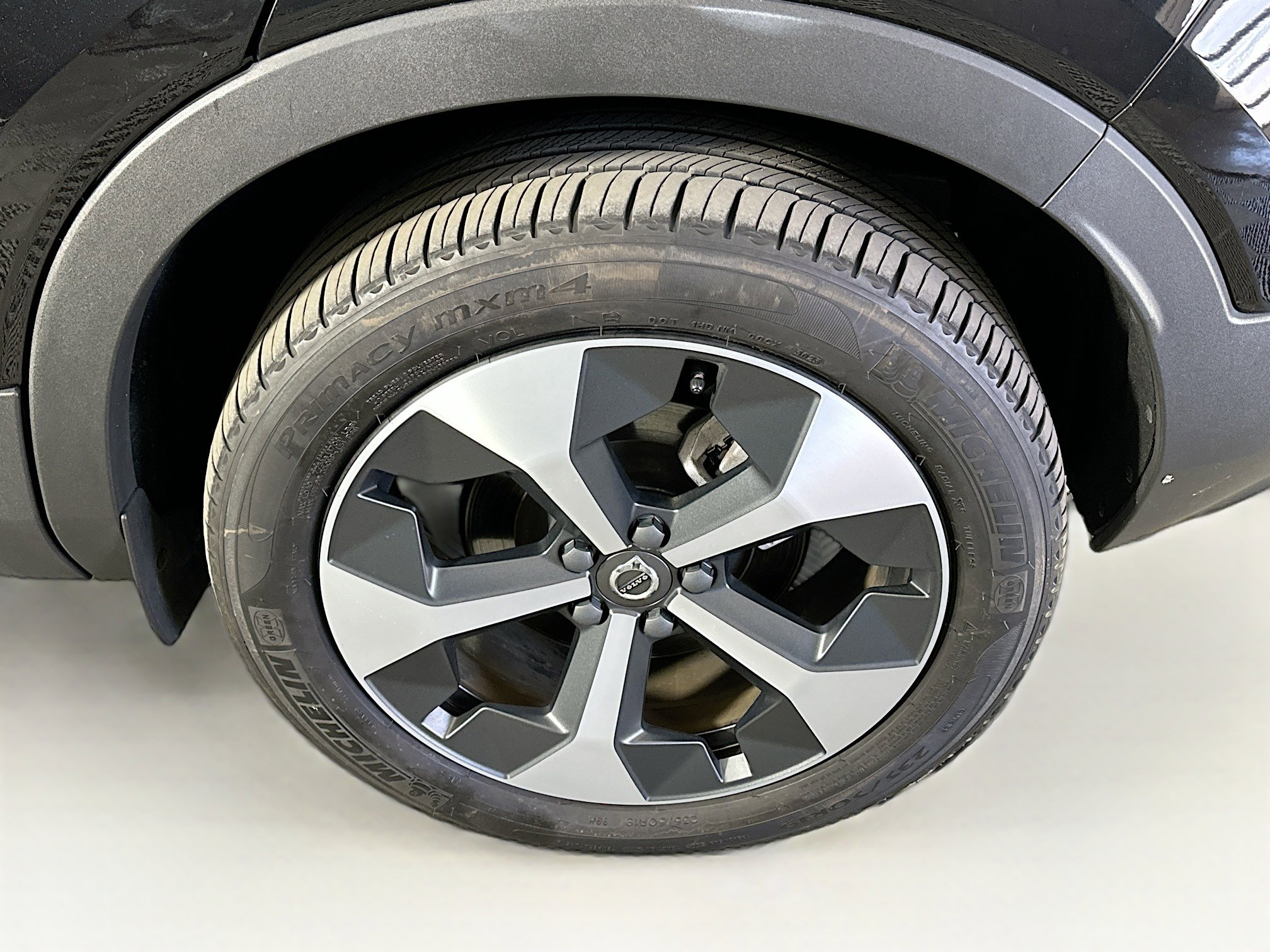 Used 2024 Volvo XC40 B5 Plus image 11