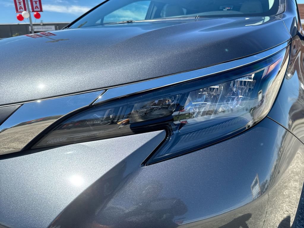 Used 2025 Toyota Sienna XLE FWD image 10