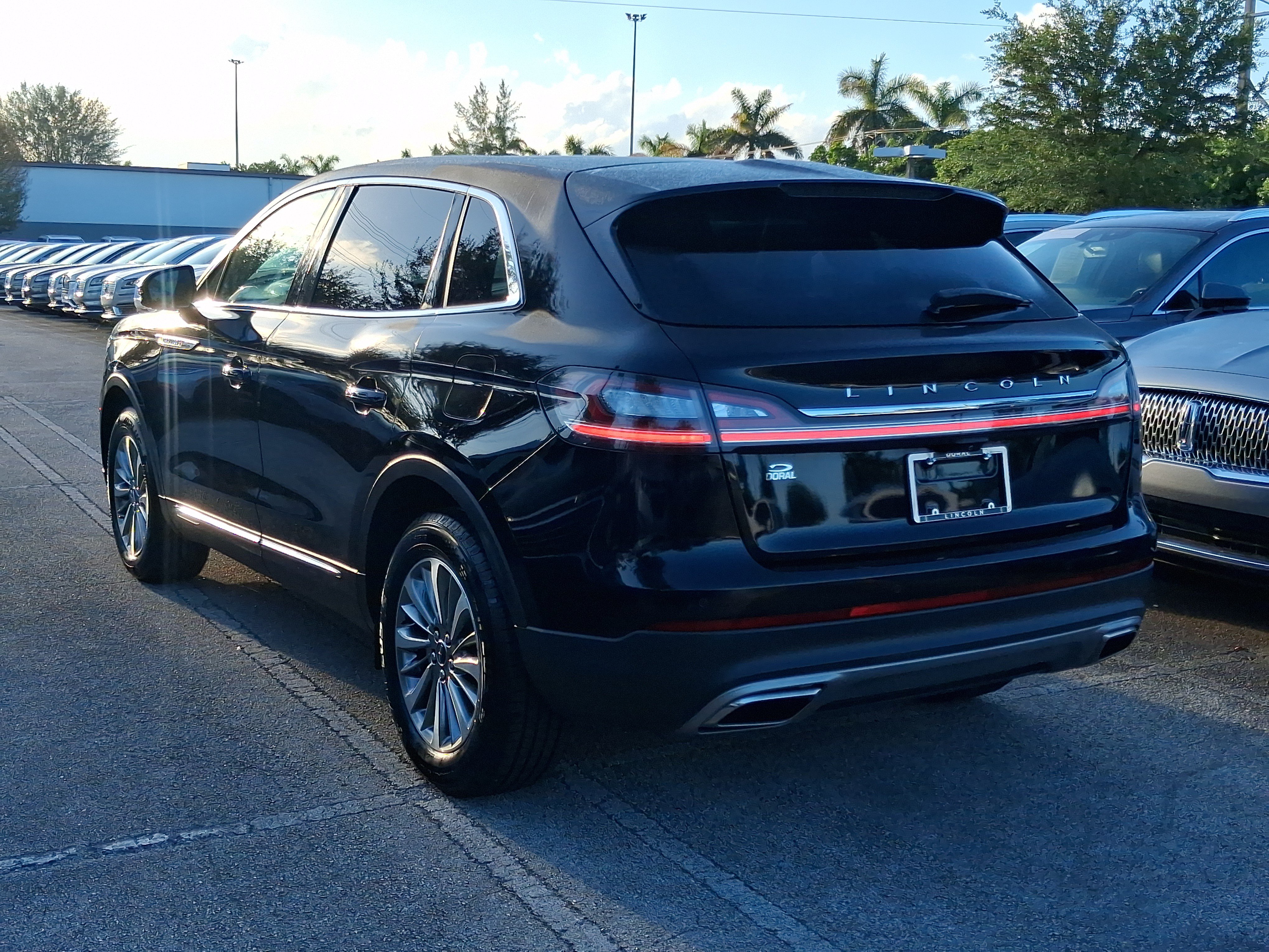 Used 2022 Lincoln Nautilus Reserve FWD image 3