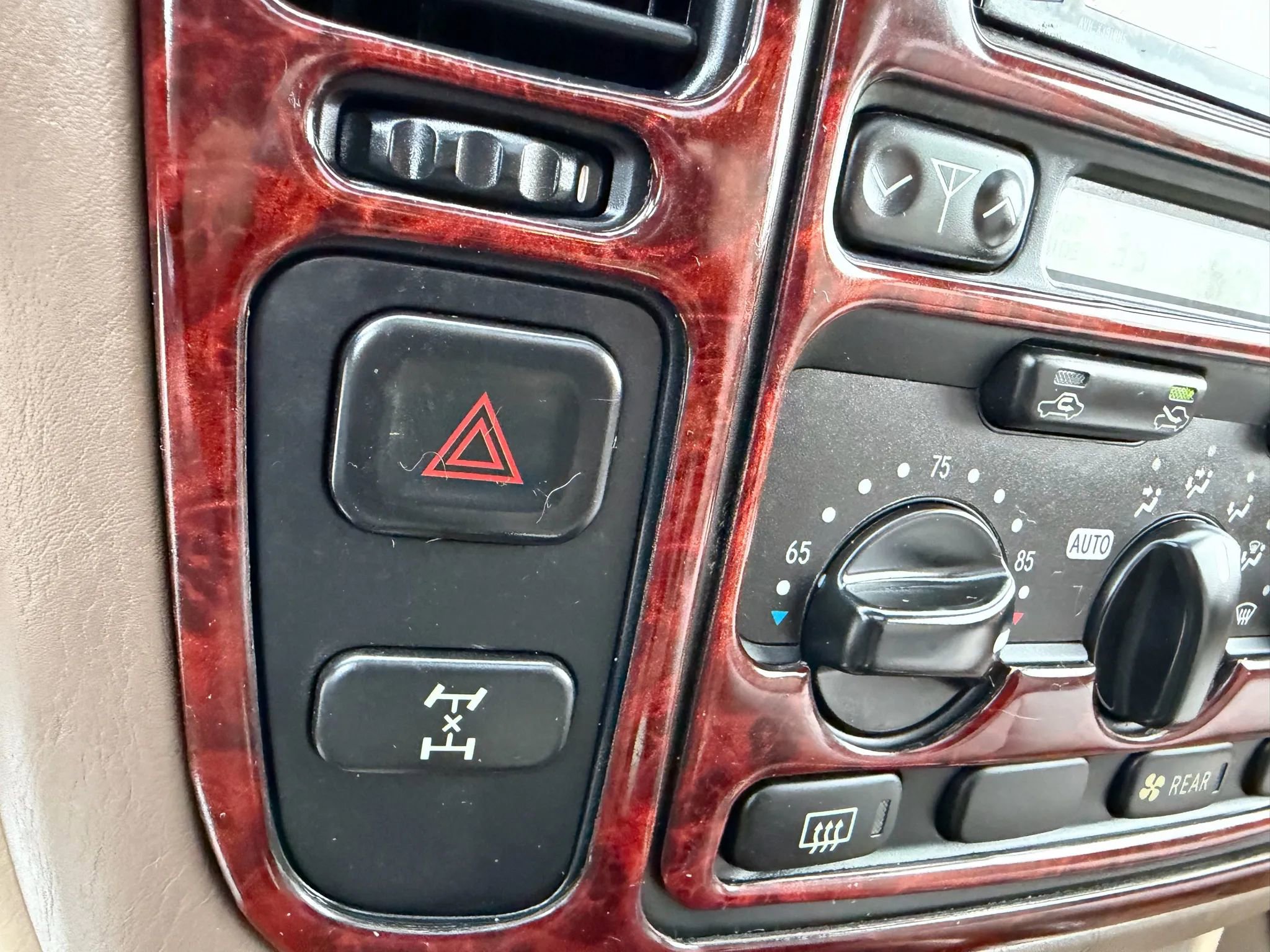 Used 2000 Toyota Land Cruiser Sport Utility 4D image 24