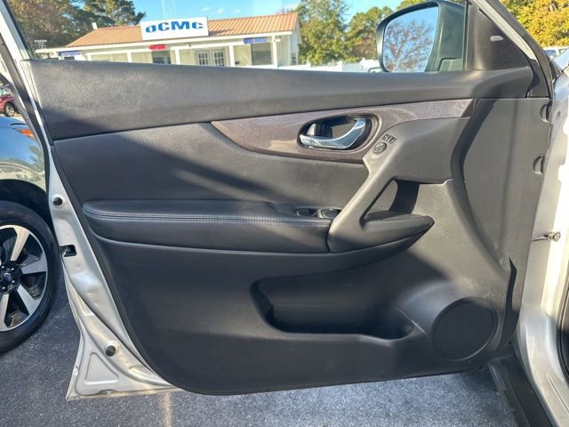 Used 2018 Nissan Rogue SV image 11