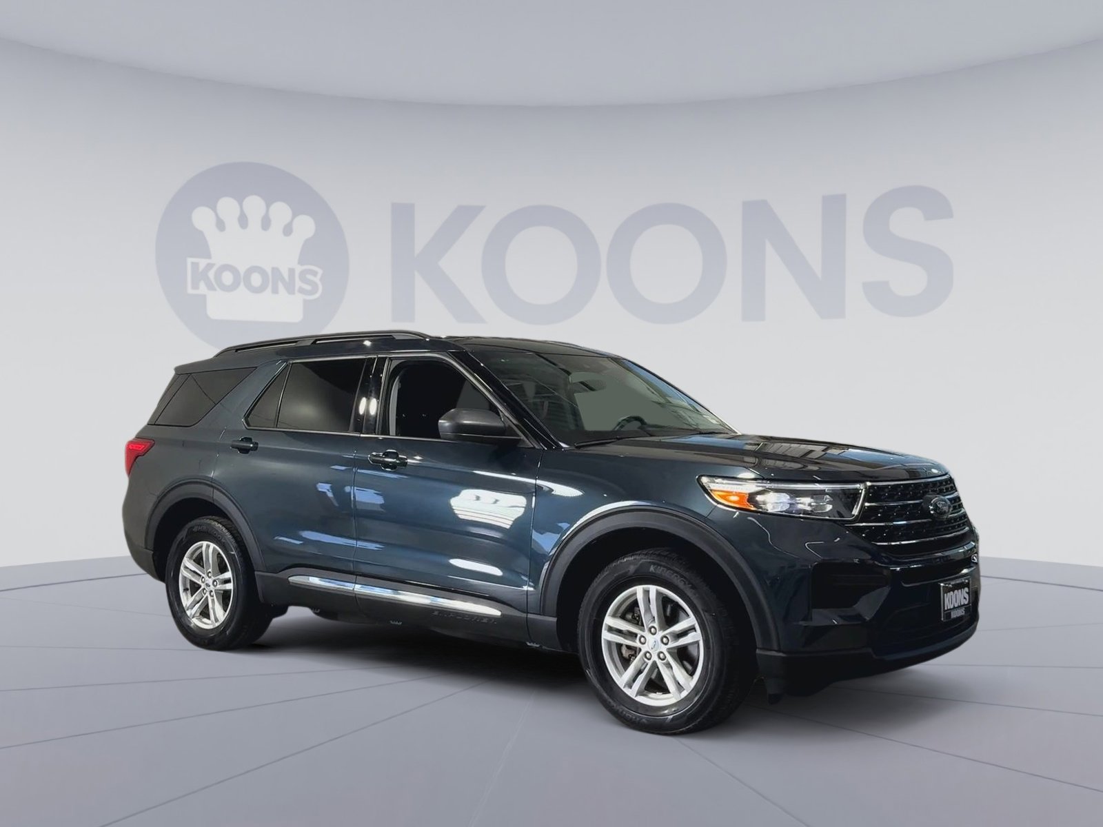 Used 2023 Ford Explorer XLT image 2