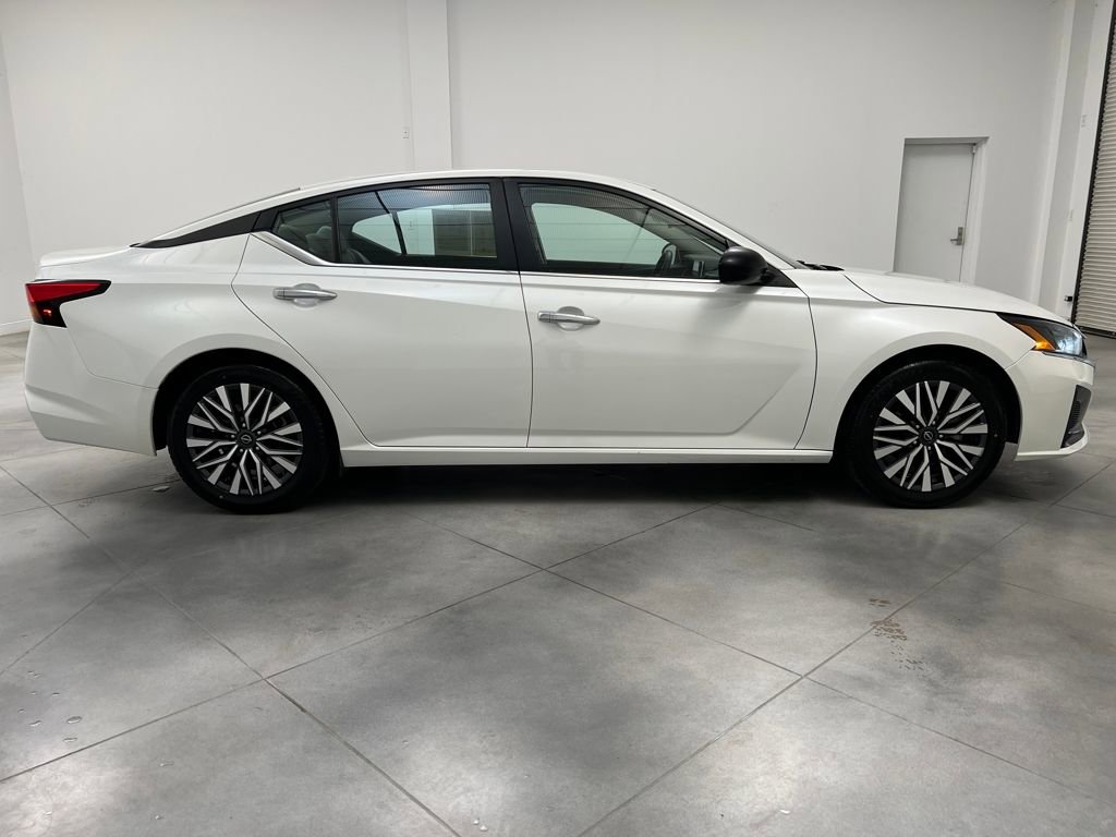 Used 2024 Nissan Altima 2.5 SV FWD image 8