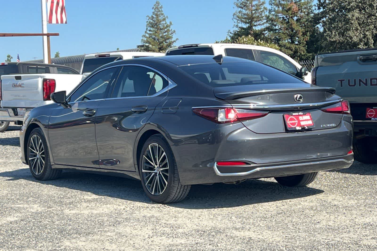 Used 2025 Lexus ES 300h w/ Premium Package FWD image 7