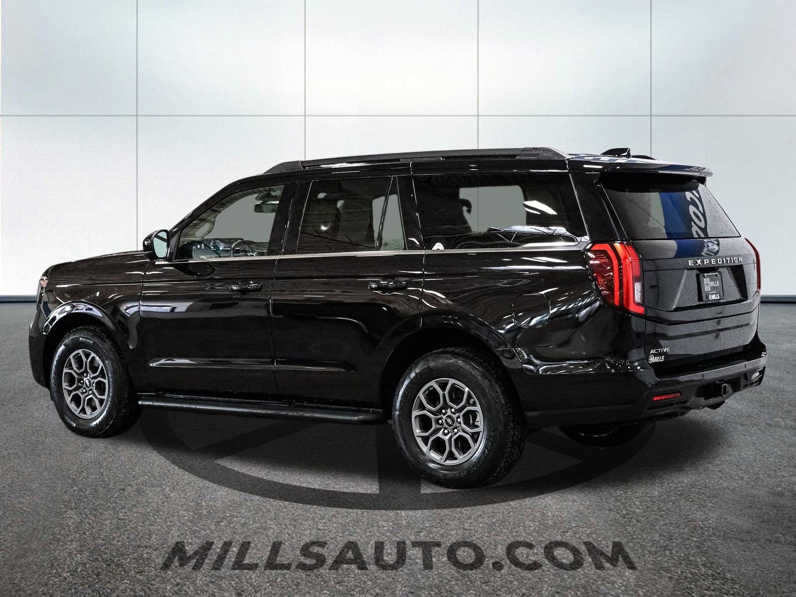 Certified 2025 Ford Expedition Active image 4