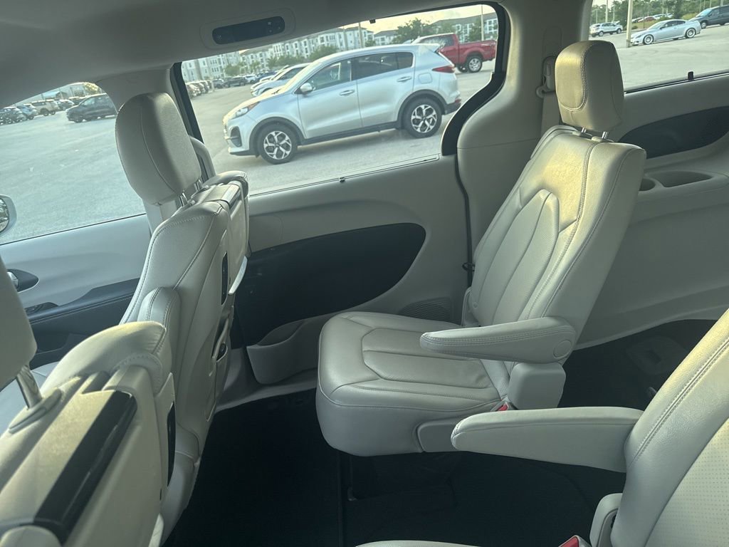 Used 2020 Chrysler Pacifica Touring-L Plus w/ Advanced Safetytec Group FWD image 13