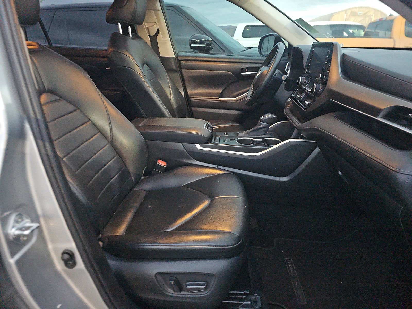 Used 2020 Toyota Highlander XLE image 14