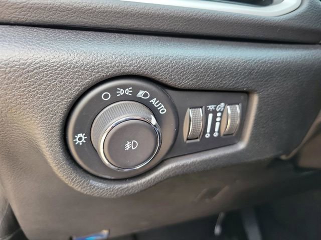 Used 2025 Chrysler Pacifica Select image 32