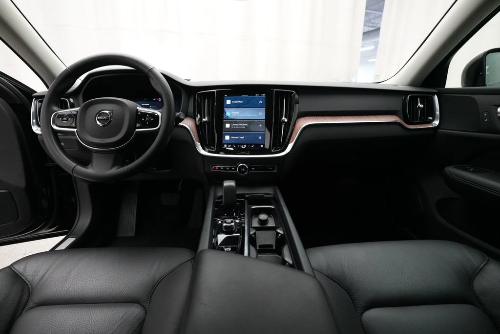 Used 2025 Volvo V60 B5 Cross Country Plus image 5