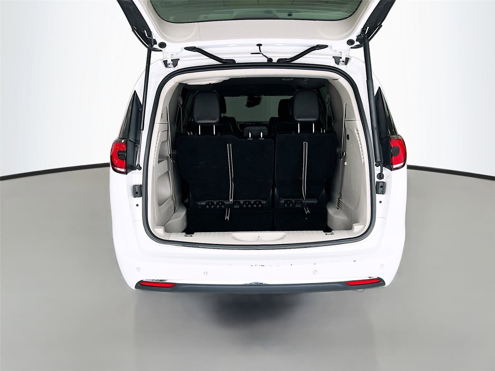 Used 2024 Chrysler Pacifica Touring-L image 25