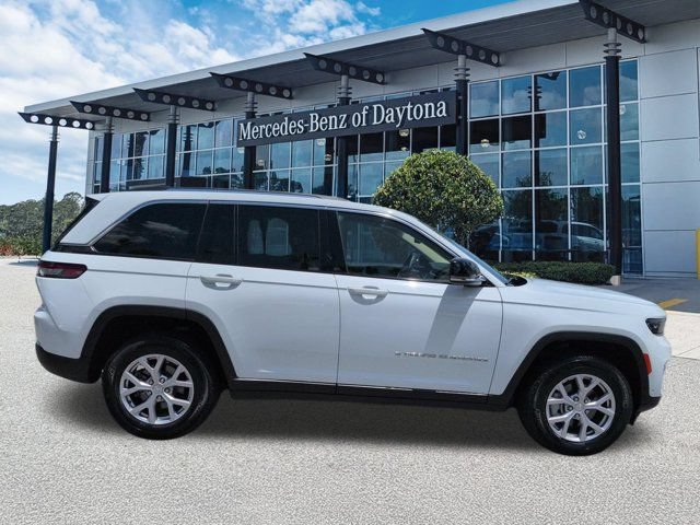 Used 2022 Jeep Grand Cherokee Limited w/ Luxury Tech Group II AWD/4WD image 3