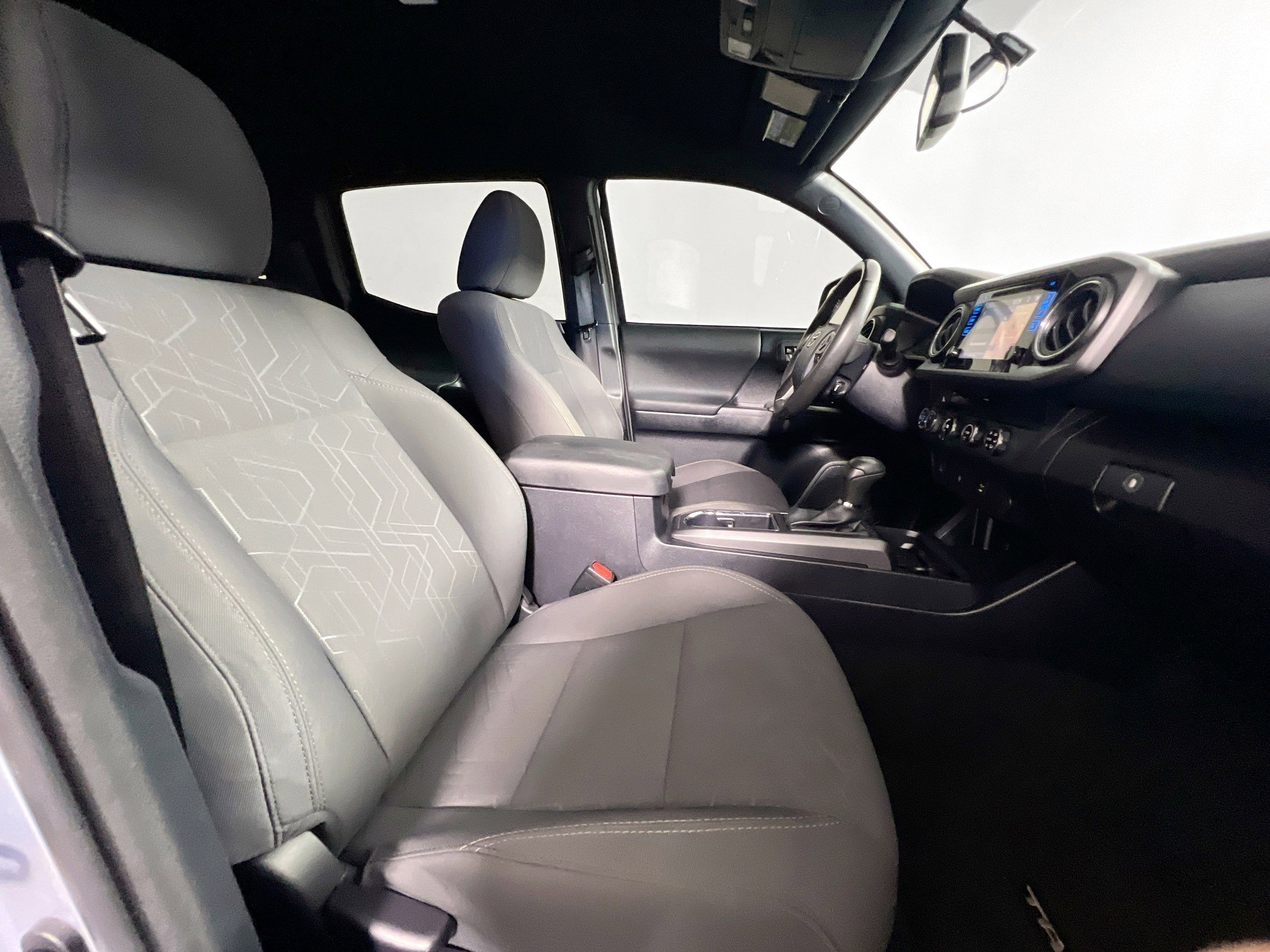 Used 2017 Toyota Tacoma TRD Sport w/ Tow Package (A/T) image 30