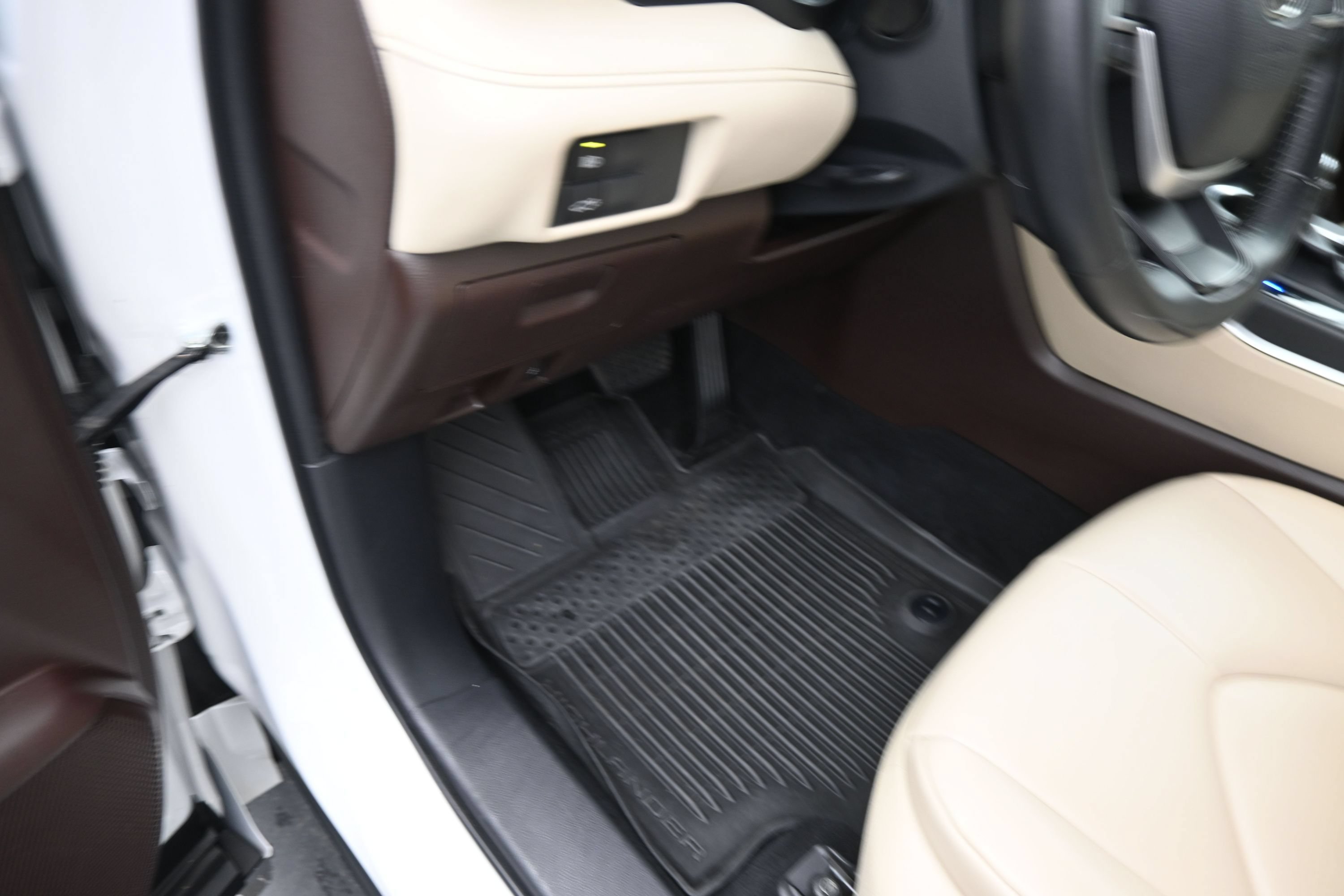 Used 2022 Toyota Highlander XLE AWD/4WD image 13