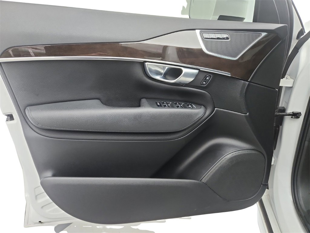 Used 2017 Volvo XC90 T6 Momentum w/ Vision Package image 22