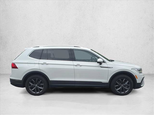 Used 2023 Volkswagen Tiguan SE w/ Panoramic Sunroof Package FWD image 4