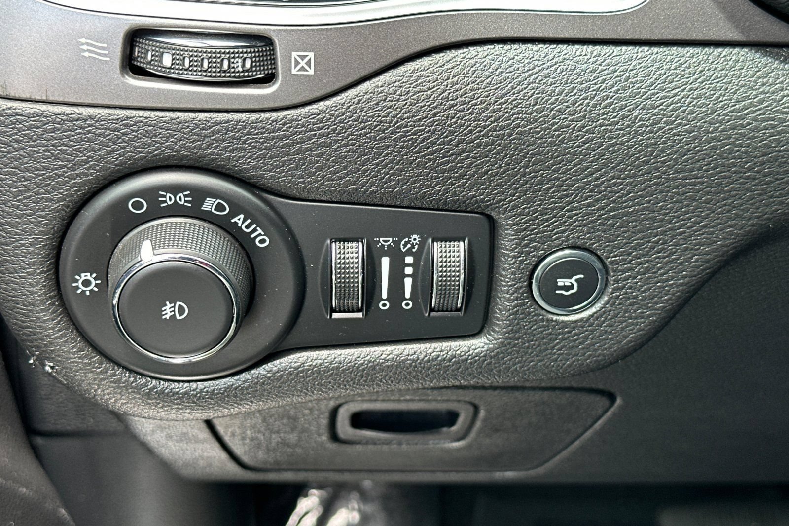 Used 2020 Jeep Cherokee Limited w/ Advanced Safety Group FWD image 33
