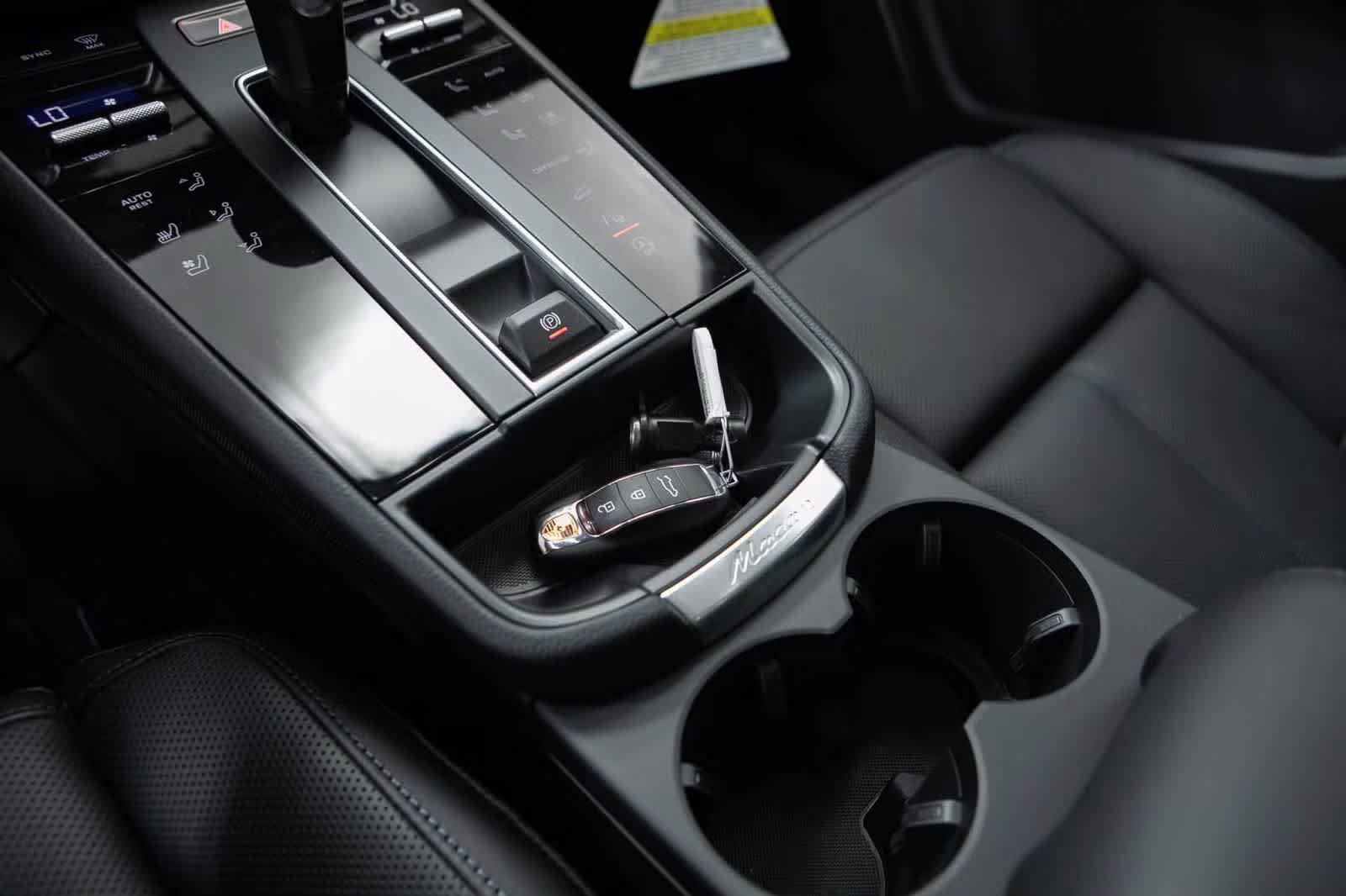 Certified 2026 Porsche Macan AWD/4WD image 32