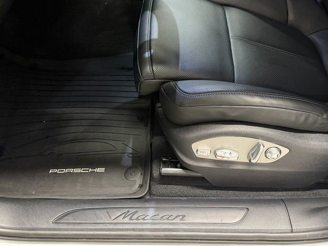 Certified 2025 Porsche Macan AWD/4WD image 30