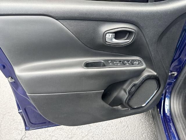 Used 2017 Jeep Renegade Altitude FWD image 21