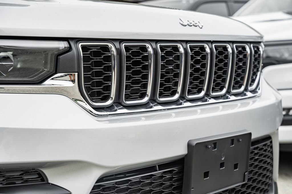 New 2025 Jeep Grand Cherokee Laredo X w/ Luxury Tech Group I image 13