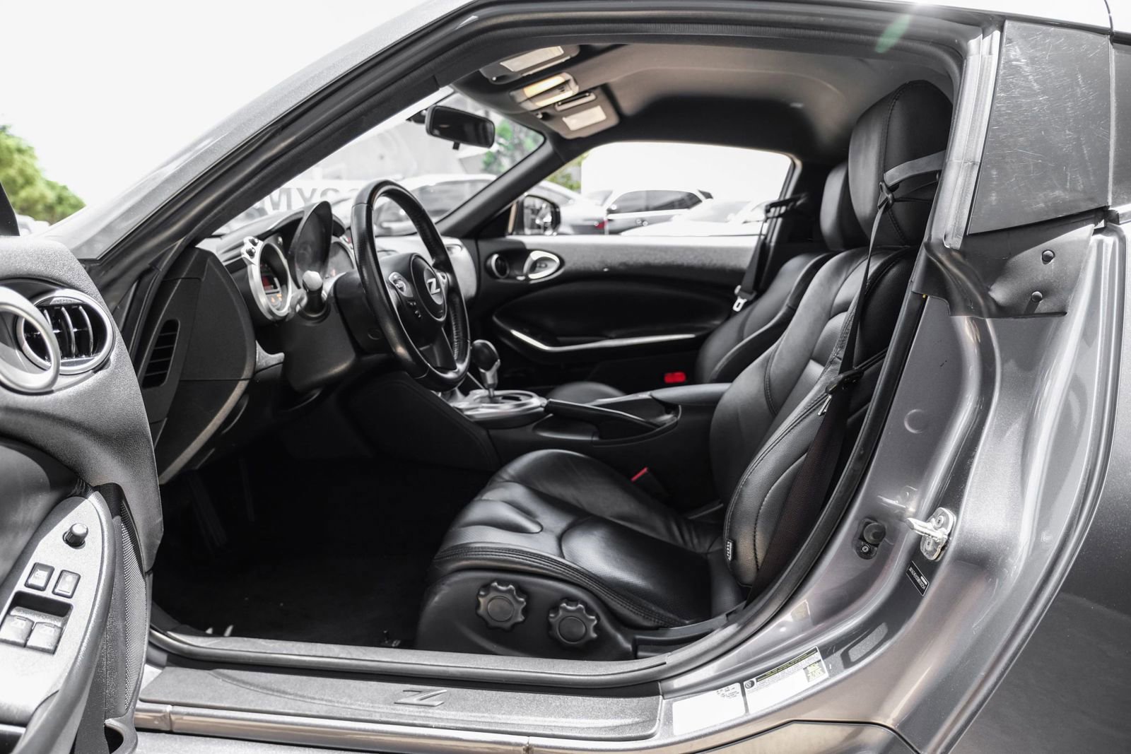 Used 2016 Nissan 370Z Coupe RWD image 3