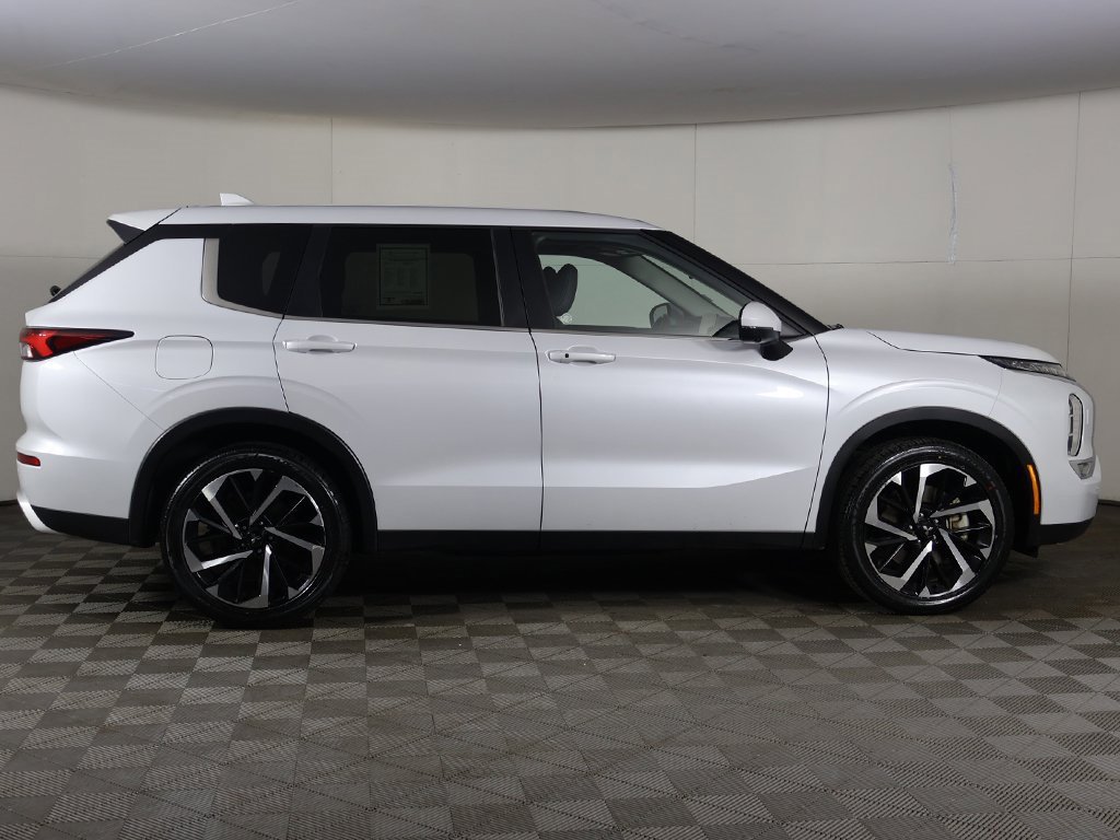 Used 2024 Mitsubishi Outlander SE Black Edition image 19