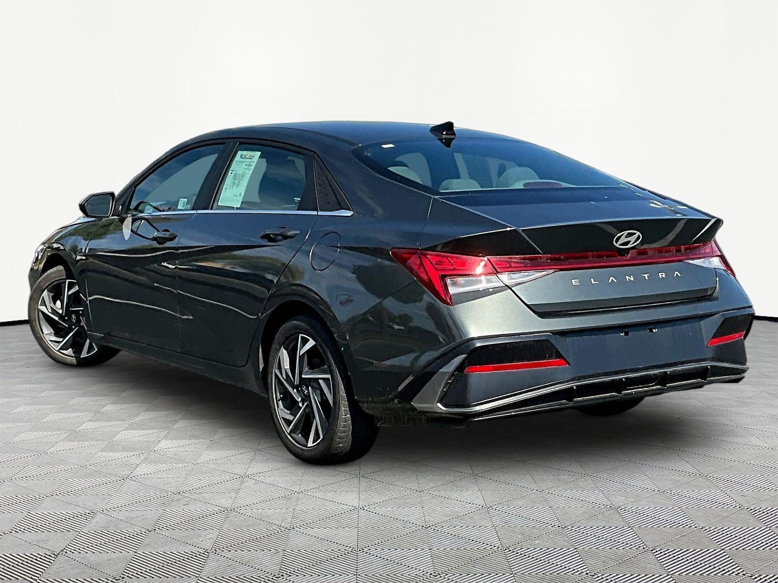 Used 2024 Hyundai Elantra SEL w/ Convenience Package FWD image 4