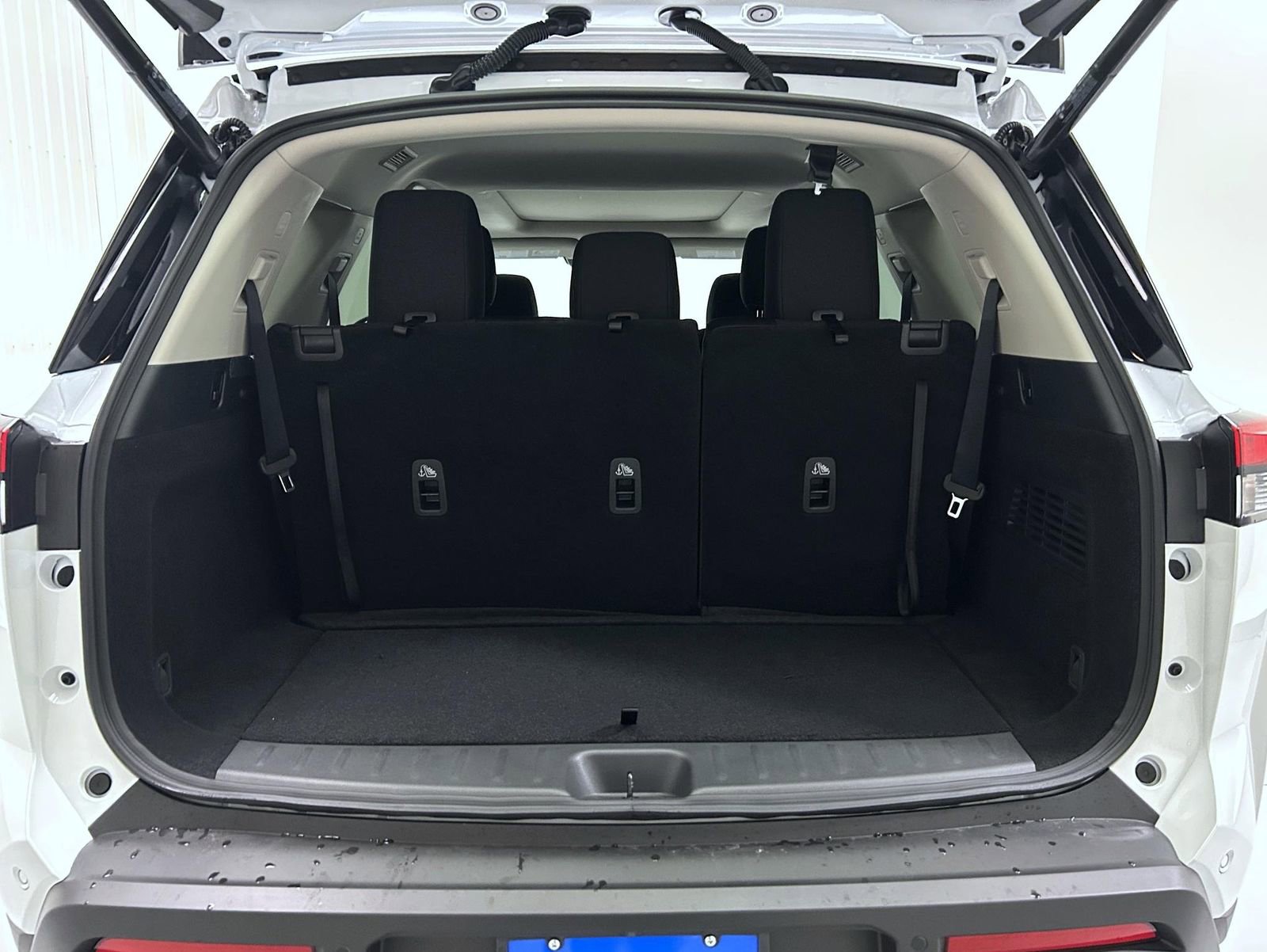 New 2025 Nissan Pathfinder SV w/ SV Premium Package image 9