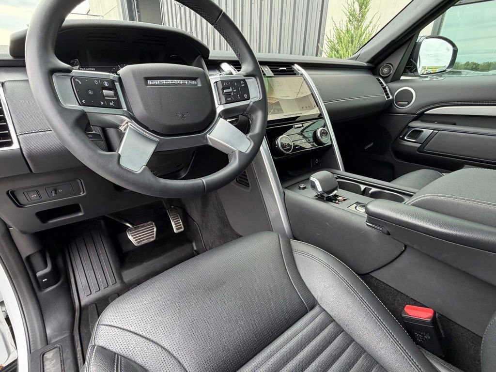 Used 2024 Land Rover Discovery Dynamic SE AWD/4WD image 11