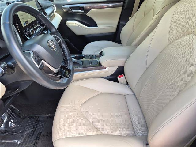 Used 2023 Toyota Highlander Limited FWD image 17