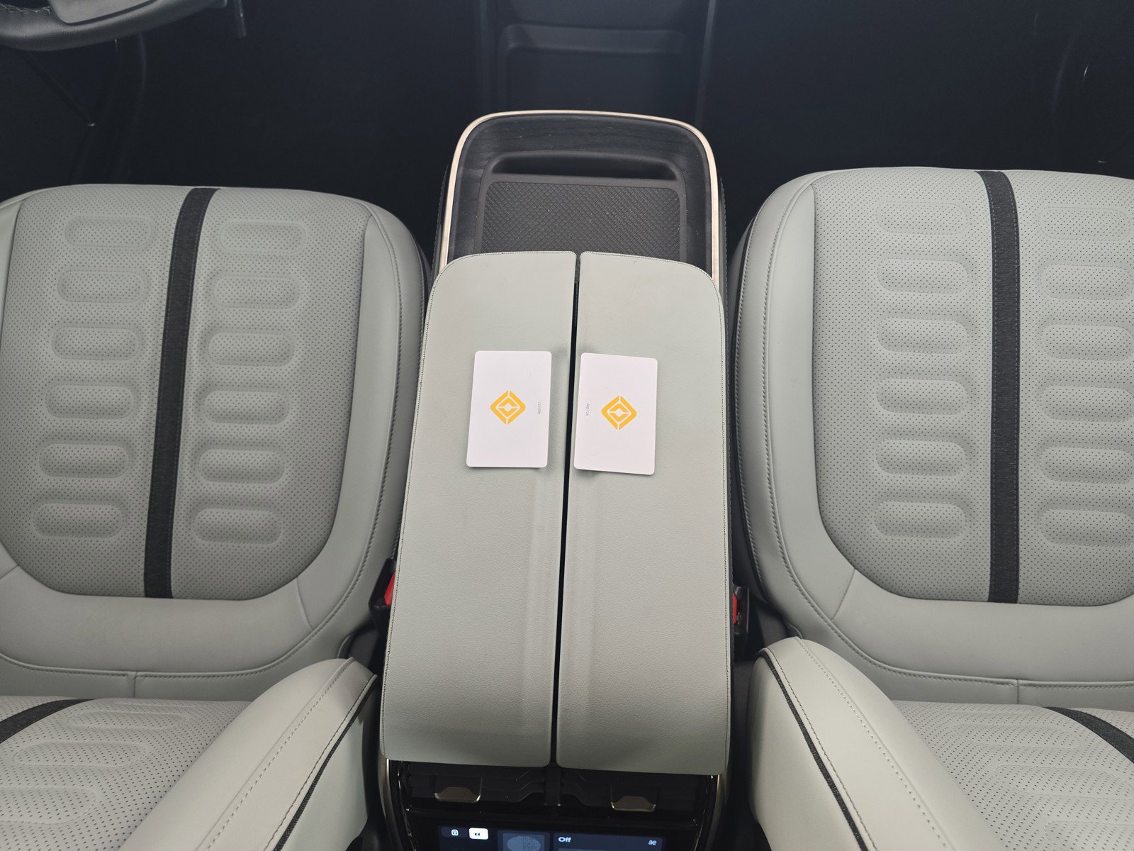 Used 2024 Rivian R1S Adventure AWD/4WD image 31