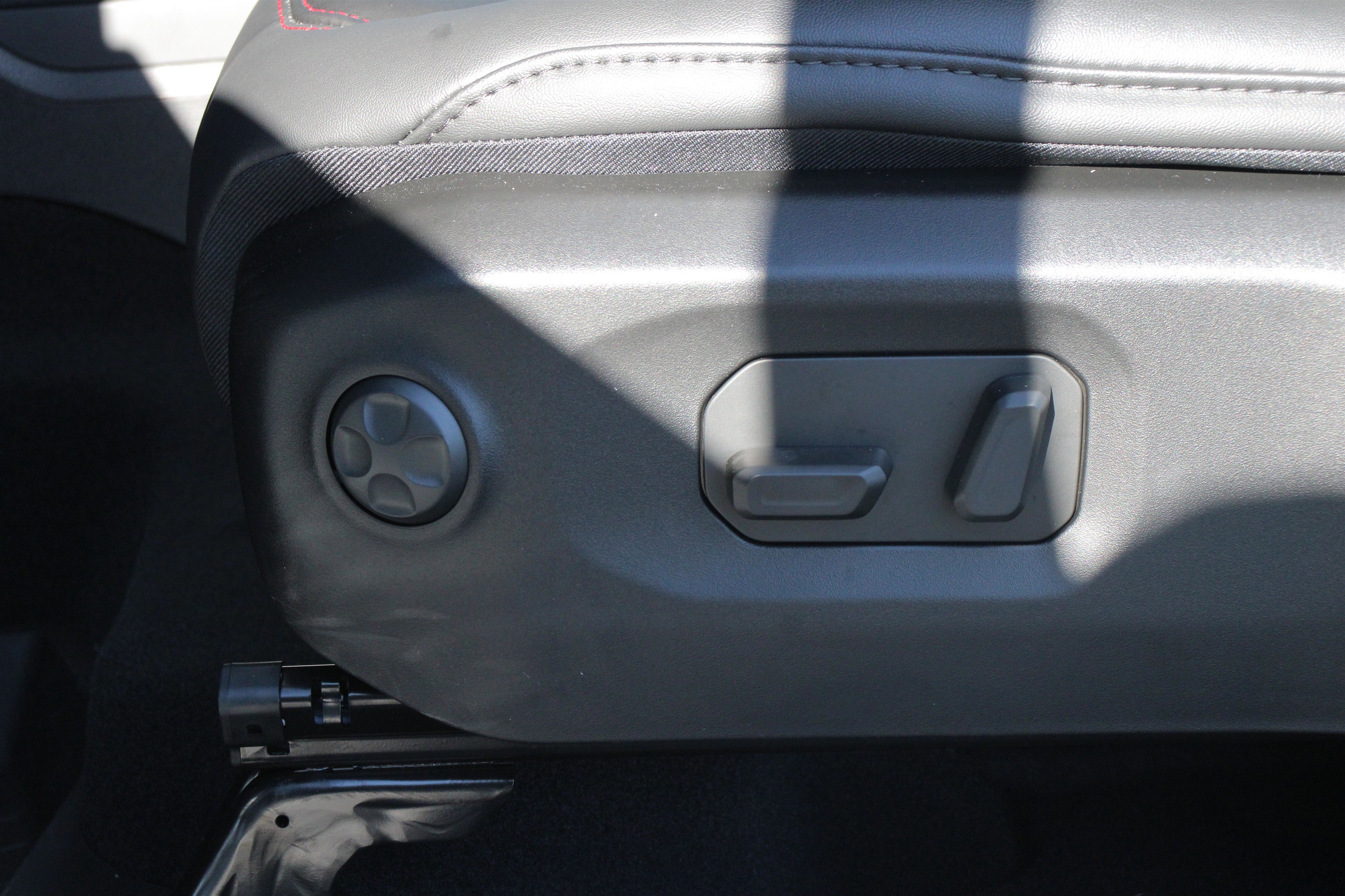 Used 2026 Jeep Gladiator Rubicon w/ Technology Group AWD/4WD image 4