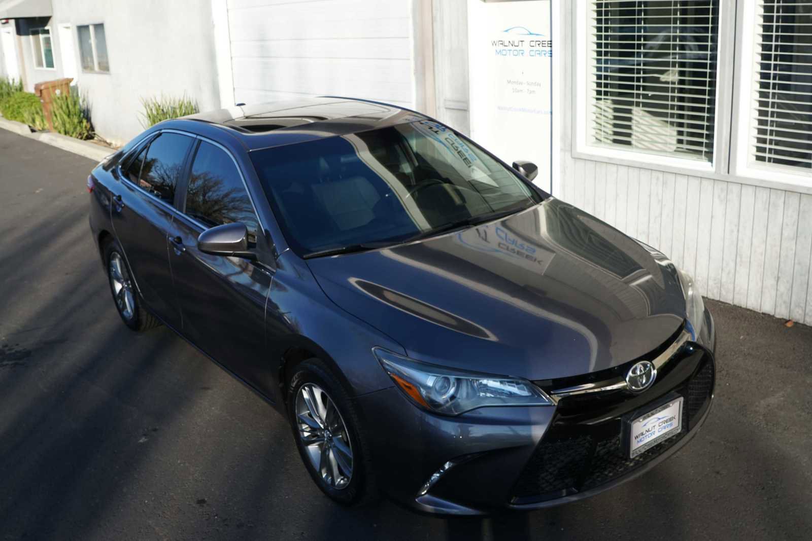 Used 2017 Toyota Camry SE w/ Moonroof Package image 27