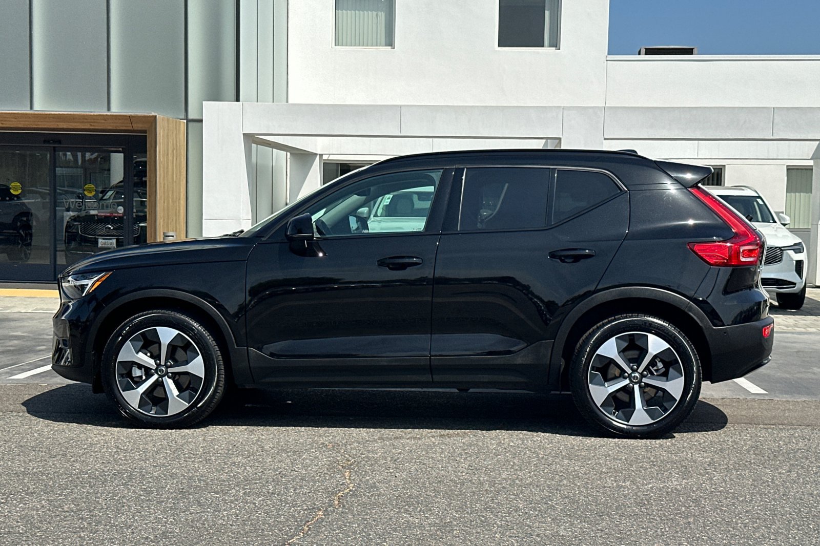 Certified 2026 Volvo XC40 B5 Plus AWD/4WD image 7