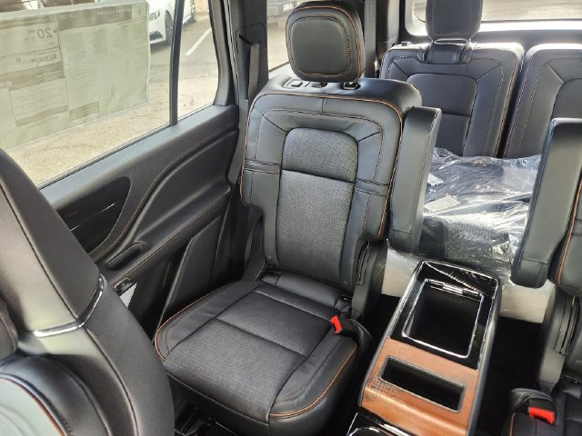 New 2026 Lincoln Aviator Black Label w/ Jet Appearance Package AWD/4WD image 13