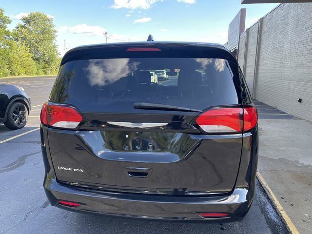 Used 2017 Chrysler Pacifica LX FWD image 5