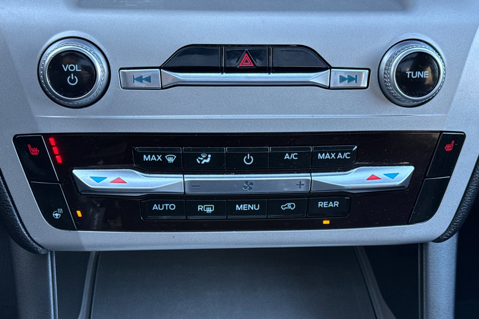 Used 2023 Ford Explorer XLT w/ Equipment Group 202A image 22