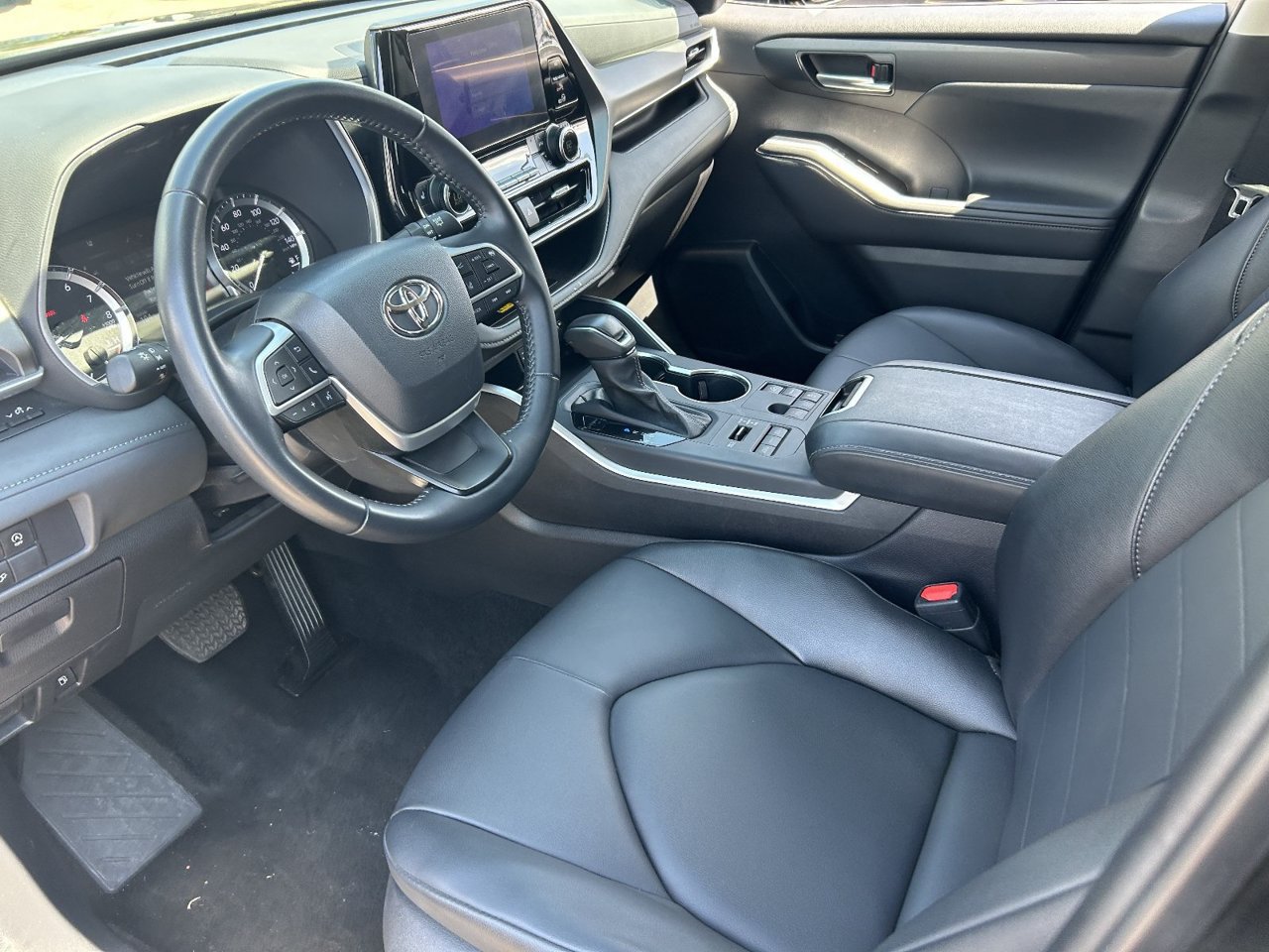 Used 2025 Toyota Highlander XLE AWD/4WD image 30