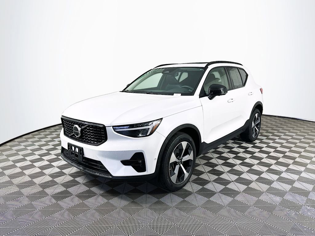 Used 2023 Volvo XC40 B5 Plus w/ Driver Assist Package image 4