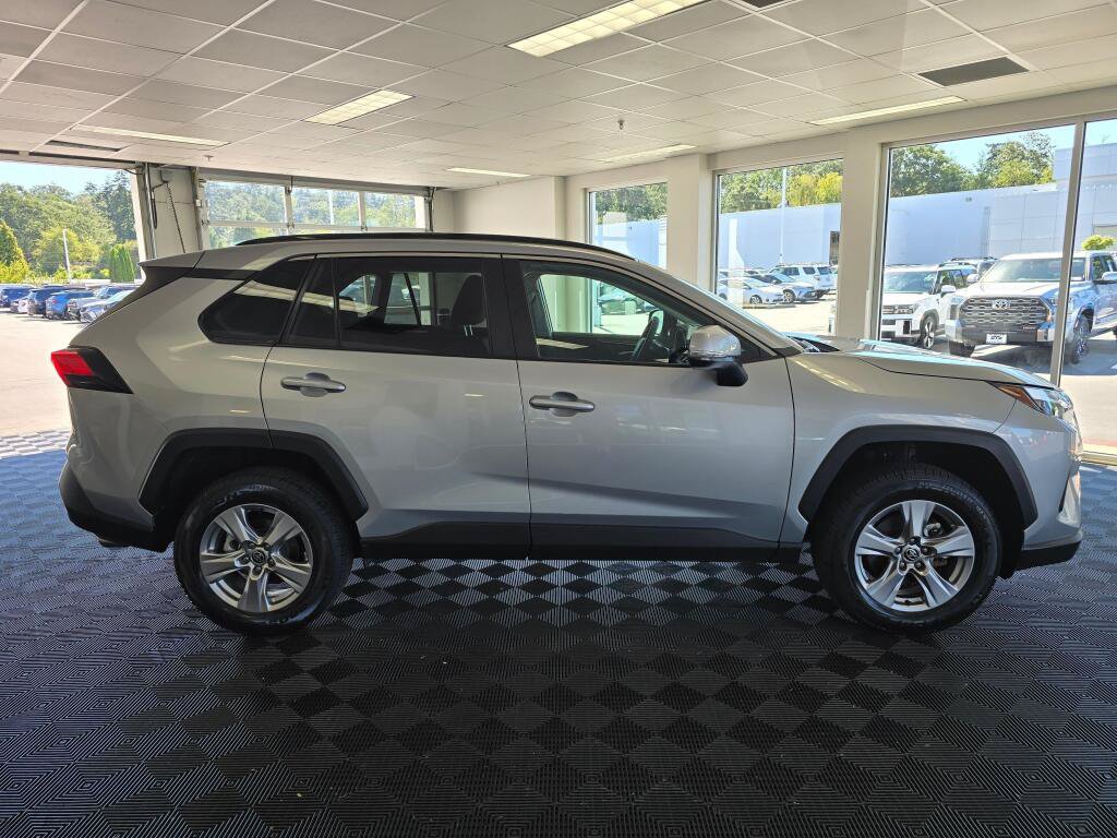 Used 2025 Toyota RAV4 XLE AWD/4WD image 2
