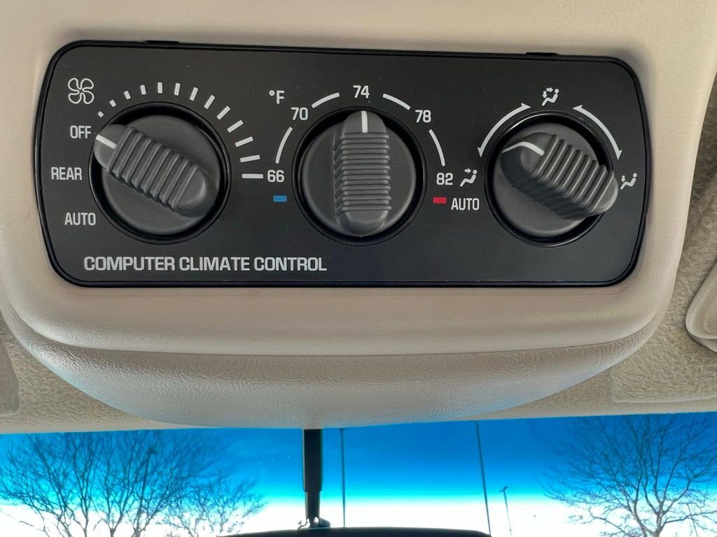 Used 2002 Chevrolet Suburban LT image 36