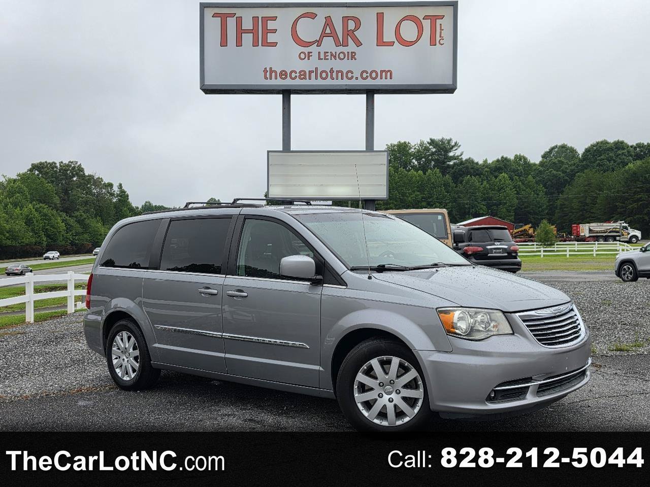 Used 2014 Chrysler Town & Country Touring FWD image 1