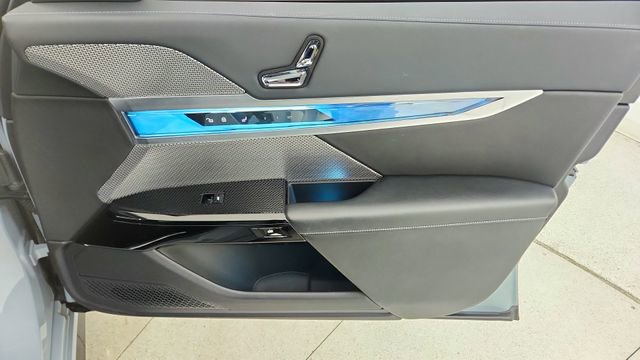 Used 2024 BMW 740i xDrive w/ Premium Package image 25