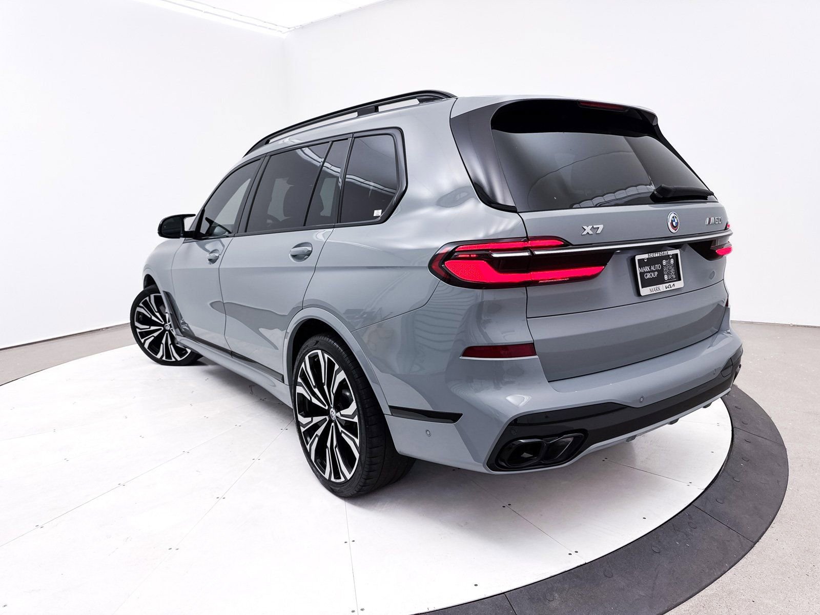 Used 2023 BMW X7 M60i w/ Executive Package AWD/4WD image 3